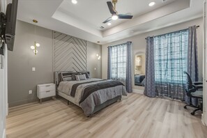 1 bedroom, desk, iron/ironing board, free WiFi - Serene 1-bedroom studio minutes away from Medical center and Downtown Houston (Houston)