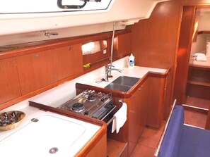 Private kitchen - Sun-Kissed Sailing Adventure in Islas Sarónicas (Alimos)