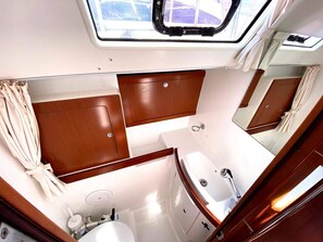 Shower - Sun-Kissed Sailing Adventure in Islas Sarónicas (Alimos)