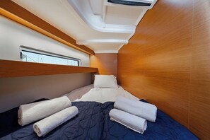 3 bedrooms, in-room safe - Sun-Kissed Sailing Adventure in the Saronic Islands (Laurium)