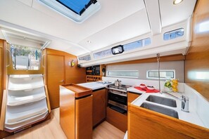 Private kitchen - Sun-Kissed Sailing Adventure in the Saronic Islands (Laurium)