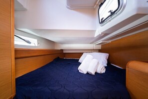 2 bedrooms, in-room safe - Sun-Kissed Sailing Adventure in the Saronic Islands (Laurium)