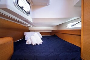 2 bedrooms, in-room safe - Sun-Kissed Sailing Adventure in the Saronic Islands (Laurium)