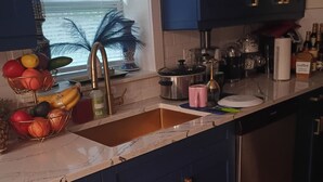 Uma cozinha com pia, bancada e armários.