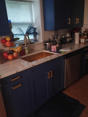 A kitchen with a sink, countertop, and cabinets. - 3-bedroom house in Atlanta with AC. 10 minutes from Mercedes Benz Stadium (Atlanta)