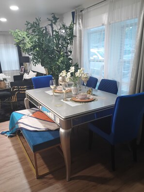 Dining - 3-bedroom house in Atlanta with AC. 10 minutes from Mercedes Benz Stadium (Atlanta)