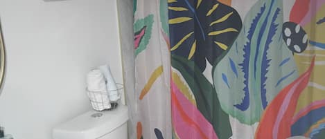 Serviettes fournies, savon, papier de toilette