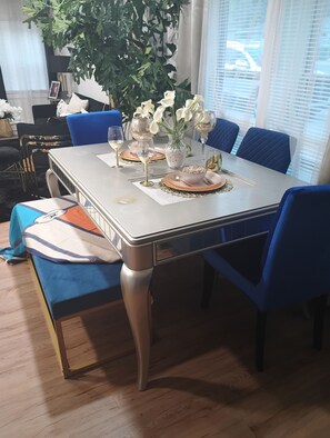 Dining - 3-bedroom house in Atlanta with AC. 10 minutes from Mercedes Benz Stadium (Atlanta)