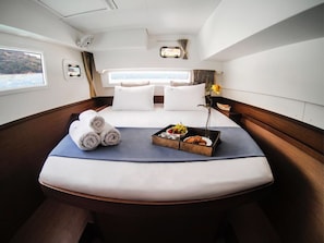 4 bedrooms, in-room safe - Sun-Kissed Sailing Adventure in Islas Sarónicas (Alimos)