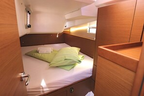 4 bedrooms - Sun-Kissed Sailing Adventure in the Saronic Islands (Laurium)