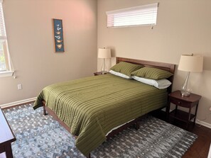 4 bedrooms, iron/ironing board, WiFi, bed sheets - Creekside Haven in East Austin (Austin)