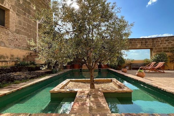 Una piscina al aire libre de temporada