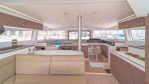 Bootinterieur met een eethoek, keuken en zithoek.