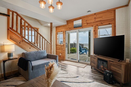 Twilight Tides: beach access, hot tub, and family memories to be made!