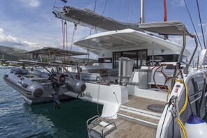 Eine Yacht mit überdecktem Deck, Steuerpult und einer Sitzgruppe.
