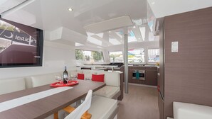 Un interior moderno con comedor, cocina y zona de estar.