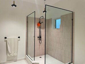 Haartrockner, Handtücher, Seife, Toilettenpapier