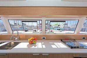 Private kitchen - Sun-Kissed Sailing Adventure in Islas Sarónicas (Alimos)