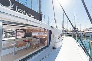 Outdoor dining - Sun-Kissed Sailing Adventure in Islas Sarónicas (Alimos)
