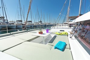 Ein Yachthafen mit mehreren Segelbooten, die dort liegen.