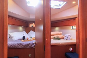 Room - Sun-Kissed Sailing Adventure in Islas Sarónicas (Alimos)