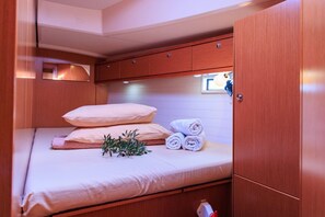 3 bedrooms, in-room safe - Sun-Kissed Sailing Adventure in Islas Sarónicas (Alimos)