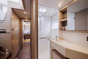 Shower - Sun-Kissed Sailing Adventure in Islas Sarónicas (Alimos)