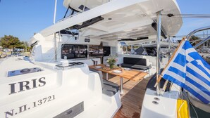 Outdoor dining - Sun-Kissed Sailing Adventure in Islas Sarónicas (Alimos)