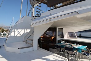 Outdoor dining - Sun-Kissed Sailing Adventure in Islas Sarónicas (Alimos)