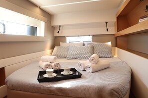 4 bedrooms, in-room safe - Sun-Kissed Sailing Adventure in Islas Sarónicas (Alimos)
