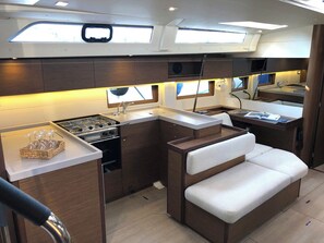 Private kitchen - Sun-Kissed Sailing Adventure in Islas Sarónicas (Alimos)