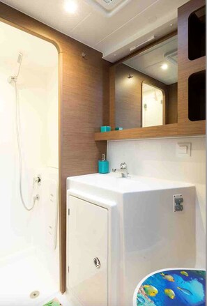 Bathroom - Sun-Kissed Sailing Adventure in the Stunning Islas Cícladas (Paros)