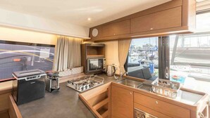 Private kitchen - Sun-Kissed Sailing Adventure in the Stunning Islas Cícladas (Paros)