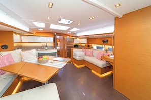 Interior - Sun-Kissed Sailing Adventure in Islas Sarónicas (Alimos)