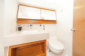 Shower - Sun-Kissed Sailing Adventure in Islas Sarónicas (Alimos)