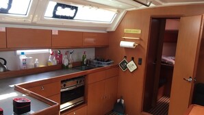 Private kitchen - Sun-Kissed Sailing Adventure in Islas Esporadas (Skiathos)