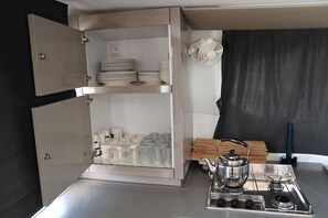 Private kitchen - Sun-Kissed Sailing Adventure in Islas Sarónicas (Alimos)