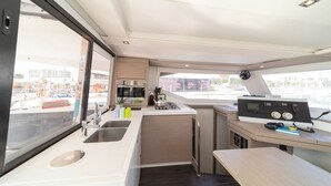Une cuisine de taille réduite, équipée d’un évier, d’une cuisinière et d’un petit plan de travail.