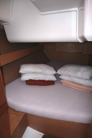 2 bedrooms, in-room safe - Sun-Kissed Sailing Adventure in Islas Sarónicas (Alimos)