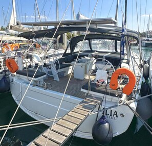 Marina - Sun-Kissed Sailing Adventure in Islas Sarónicas (Alimos)