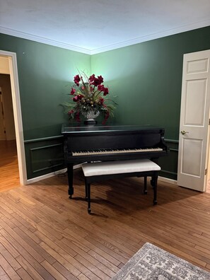 Interior - Massive 6 bedroom home, featuring an in-ground pool, located near restaurants. (Peoria)