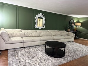 Living area - Massive 6 bedroom home, featuring an in-ground pool, located near restaurants. (Peoria)