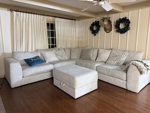 Living area - Massive 6 bedroom home, featuring an in-ground pool, located near restaurants. (Peoria)