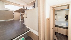 Un interior moderno con una cama, un pequeño rincón de descanso y una kitchenette.