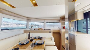 Un intérieur moderne comprenant un coin repas, un espace salon et une cuisine.