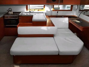 Private kitchen - Sun-Kissed Sailing Adventure in Islas Sarónicas (Alimos)