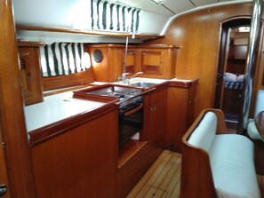 Private kitchen - Sun-Kissed Sailing Adventure in Islas Sarónicas (Alimos)