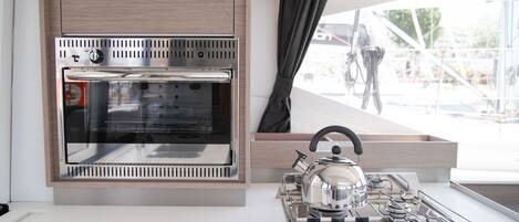 Fridge, microwave, oven, coffee/tea maker