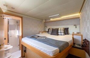 6 bedrooms, in-room safe - Sun-Kissed Sailing Adventure in Islas Sarónicas (Alimos)
