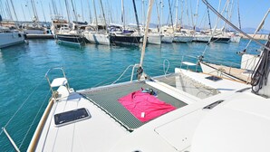 Ein Yachthafen mit mehreren Segelbooten, die dort liegen.